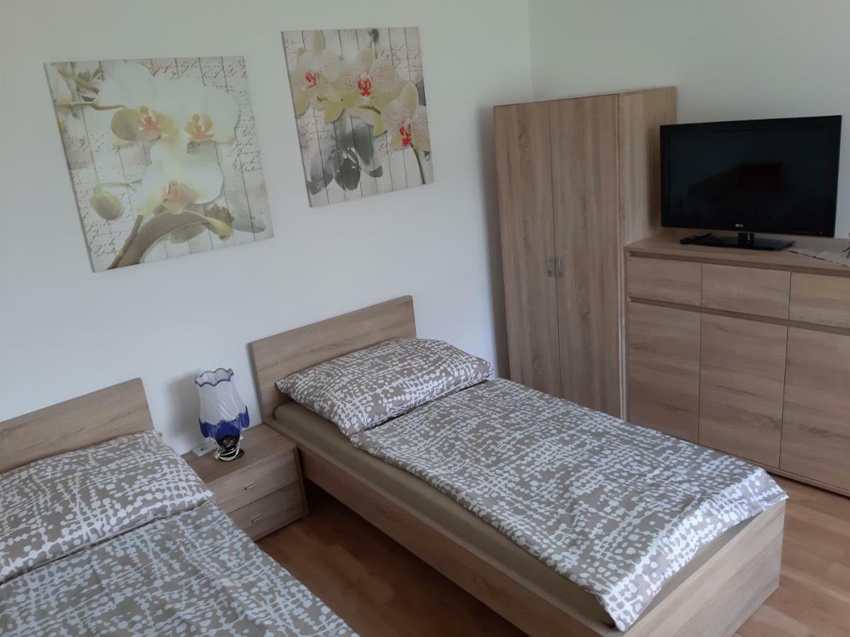 Privatzimmer Roland Hutten Buitenkant foto
